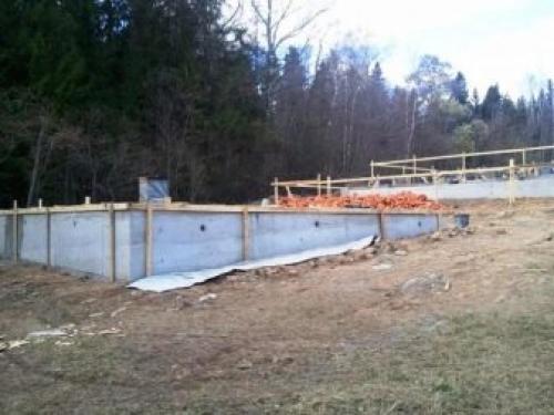 Фундамент под гараж на склоне. Фундамент на склоне: подбор и монтаж подходящего типа основания 02