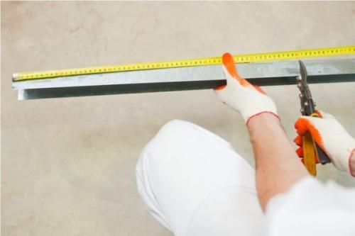 Как крепить профиль для гипсокартона в углах. Этап №1 – крепление направляющих элементов к поверхности