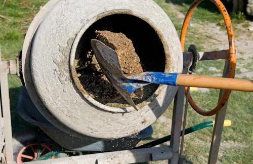 Что делать после заливки фундамента. Уход за фундаментом после заливки