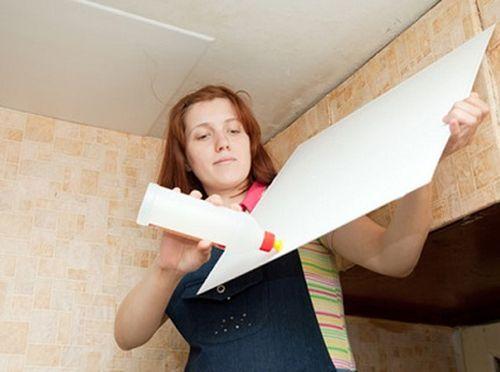 Как приклеить потолочную плитку на неровный потолок. Неровная поверхность: подготовительный этап