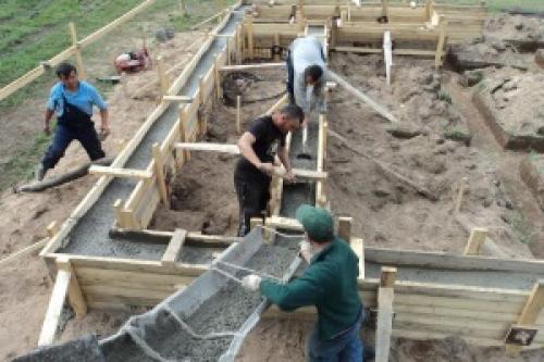 Можно ли заливать фундамент в несколько этапов. Можно ли заливать ленточный фундамент частями