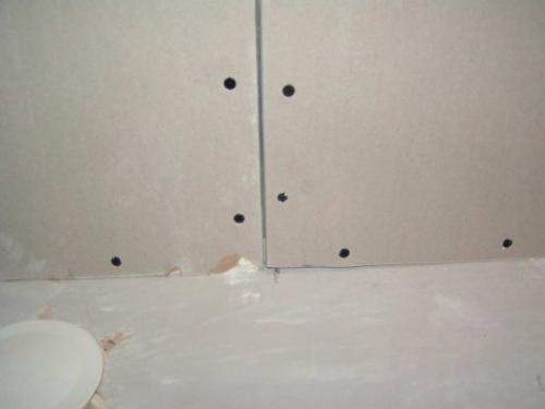 Как крепить профиль к неровной стене. На саморезы