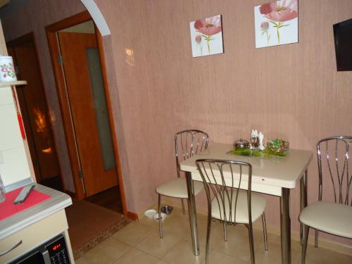 Как красиво оклеить обоями кухню. Материал обоев для кухонных стен