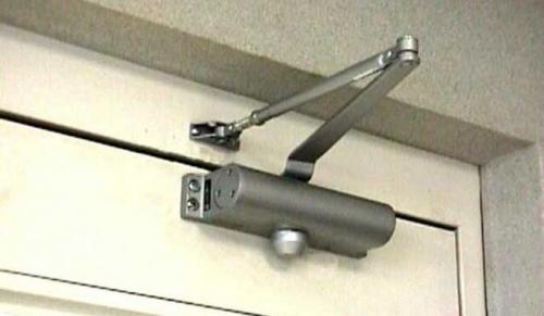 Как установить доводчик на пластиковую дверь дорма. Порядок монтажа