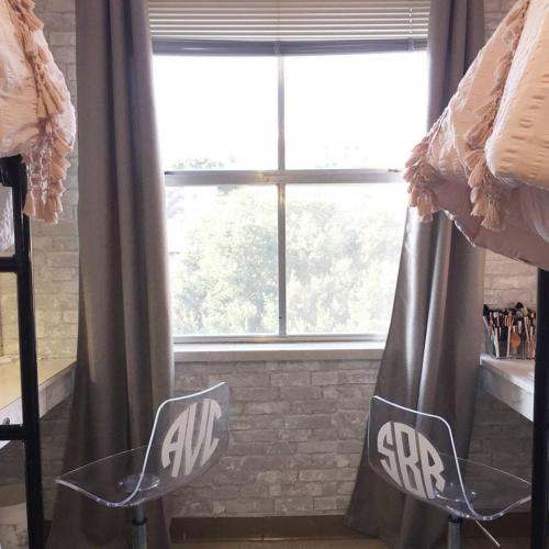 Как украсить стену в общаге. Две студентки превратили комнату в общежитии в невероятно уютную спальню