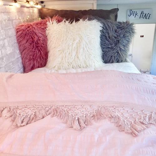 Как украсить стену в общаге. Две студентки превратили комнату в общежитии в невероятно уютную спальню