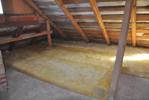 Какой толщины уложить утеплитель на потолок. Утепление потолка в доме с холодной крышей: выбор утеплителя, расчёт толщины и монтаж своими руками