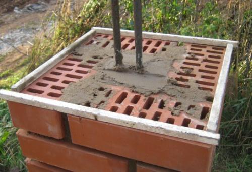 Кладка столбов из кирпича. Конструкция забора с использованием кирпичных столбов