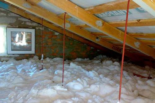 Какой толщины уложить утеплитель на потолок. Утепление потолка в доме с холодной крышей: выбор утеплителя, расчёт толщины и монтаж своими руками