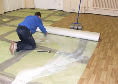 Как распрямить линолеум. Как выровнять слежавшийся линолеум от складок и загибов