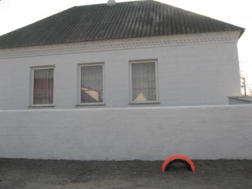 Глинобитный дом обложенный кирпичом. Стены