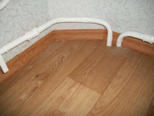 Как распрямить линолеум. Как выровнять слежавшийся линолеум от складок и загибов