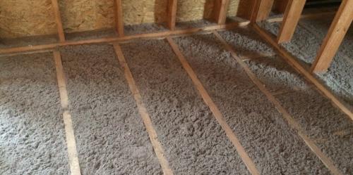 Какой толщины уложить утеплитель на потолок. Утепление потолка в доме с холодной крышей: выбор утеплителя, расчёт толщины и монтаж своими руками