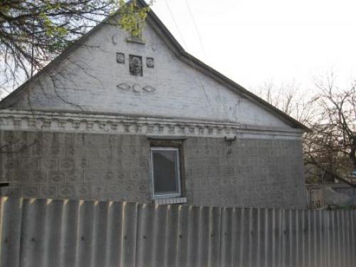 Глинобитный дом обложенный кирпичом. Стены