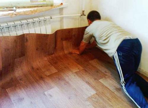 Как распрямить линолеум. Как выровнять слежавшийся линолеум от складок и загибов