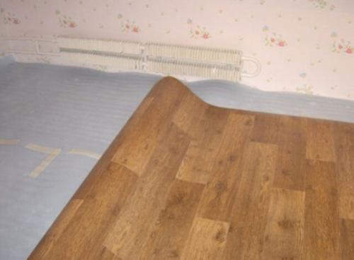 Как распрямить линолеум. Как выровнять слежавшийся линолеум от складок и загибов