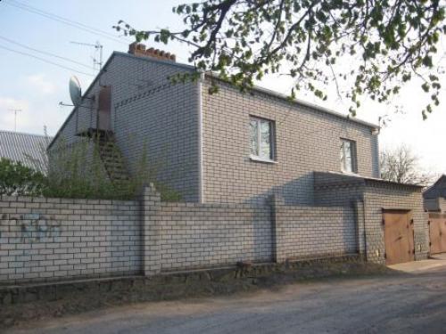 Глинобитный дом обложенный кирпичом. Стены