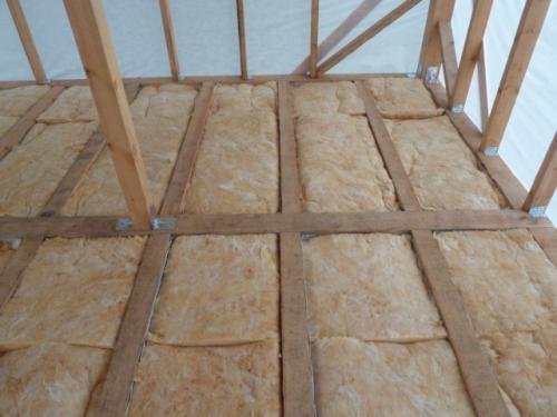 Перекрытие второго этажа в деревянном доме. Крепление наката, гидроизоляция и утепление