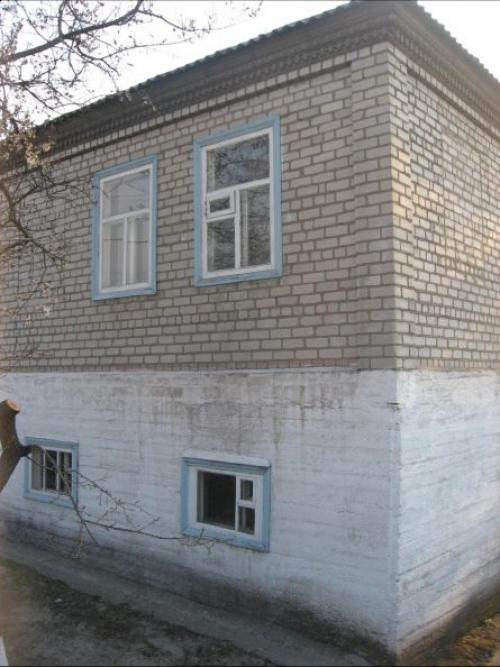 Глинобитный дом обложенный кирпичом. Стены