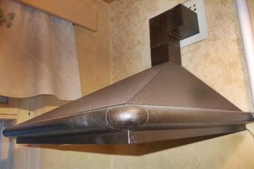 Вытяжка в частном доме через стену. Монтажные работы на кухне