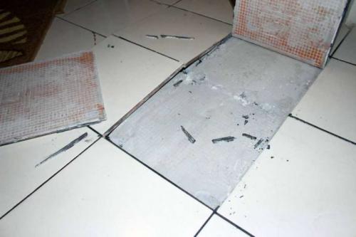 Как положить плитку на деревянный пол в коридоре. Сложности при укладке плитки