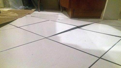 Как положить плитку на деревянный пол в коридоре. Сложности при укладке плитки