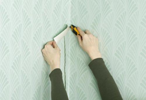 Как клеить обои флизелиновые. Оклейка сложных участков