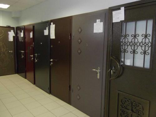 Как установить металлическую дверь в пеноблок. Самостоятельная установка металлических дверей на кирпич, пенобетон и дерево