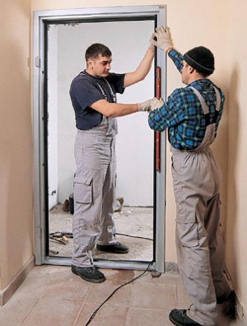 Как установить металлическую дверь в пеноблок. Самостоятельная установка металлических дверей на кирпич, пенобетон и дерево