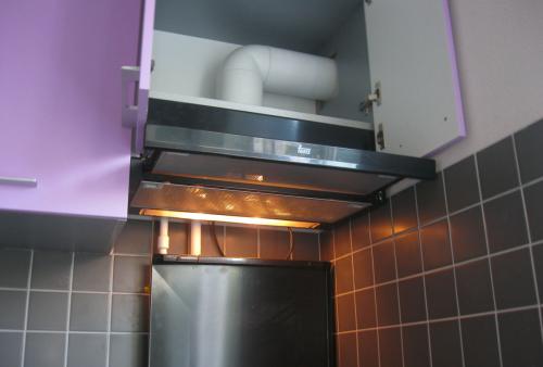 Вытяжка на кухне в частном доме через стену. Принцип работы устройств и монтаж своими руками