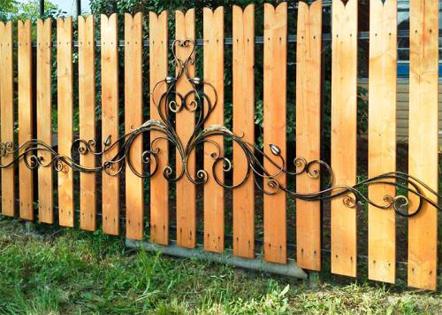Обычный деревянный забор. Виды деревянных заборов –, как создать красивую и надежную конструкцию