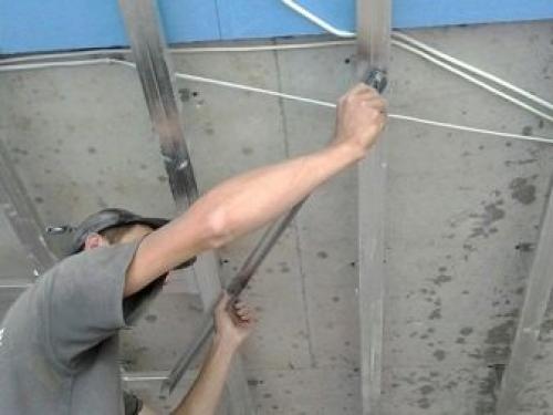 Как собрать каркас для гипсокартона на стену при высоте 4 м. Обшивка стен гипсокартоном 04 Как собрать каркас для гипсокартона на стену при высоте 4 м. Обшивка стен гипсокартоном 04