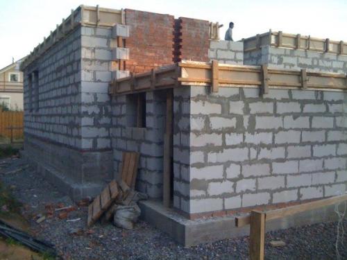 Наружная отделка дома из пеноблоков. Фасад сооружений