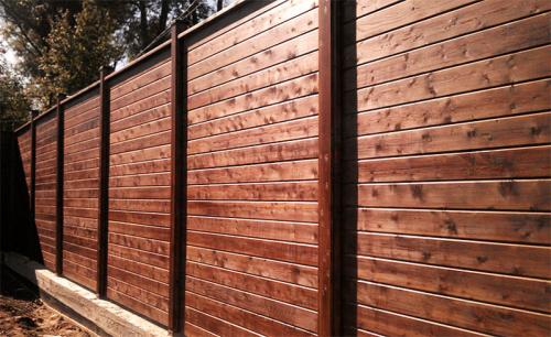 Обычный деревянный забор. Виды деревянных заборов –, как создать красивую и надежную конструкцию