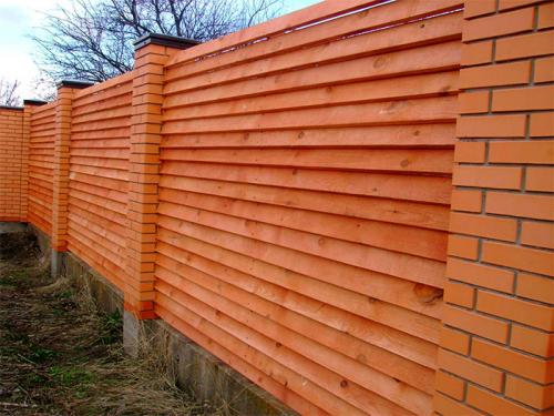 Обычный деревянный забор. Виды деревянных заборов –, как создать красивую и надежную конструкцию