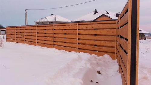 Обычный деревянный забор. Виды деревянных заборов –, как создать красивую и надежную конструкцию