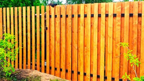 Обычный деревянный забор. Виды деревянных заборов –, как создать красивую и надежную конструкцию