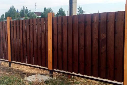 Обычный деревянный забор. Виды деревянных заборов –, как создать красивую и надежную конструкцию