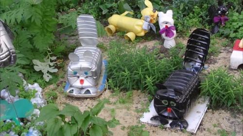 Оформление клумб своими руками из пластиковых бутылок. Клумба из бутылок — мастер-класс изготовления оригинальных клумб. 120 фото оформления клумбы при помощи пластика