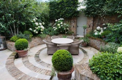 Дизайн маленького участка перед домом с грядками. В каком стиле ландшафтного дизайна можно сделать маленький сад