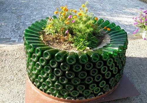 Оформление клумб своими руками из пластиковых бутылок. Клумба из бутылок — мастер-класс изготовления оригинальных клумб. 120 фото оформления клумбы при помощи пластика