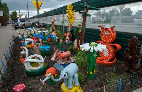 Оформление клумб своими руками из пластиковых бутылок. Клумба из бутылок — мастер-класс изготовления оригинальных клумб. 120 фото оформления клумбы при помощи пластика