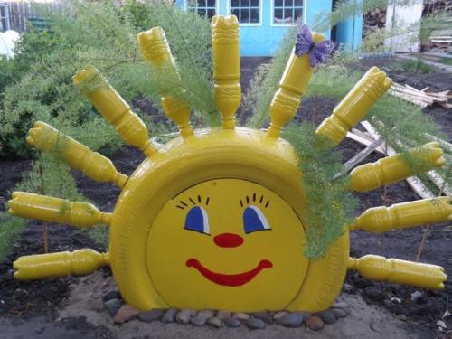 Оформление клумб своими руками из пластиковых бутылок. Клумба из бутылок — мастер-класс изготовления оригинальных клумб. 120 фото оформления клумбы при помощи пластика