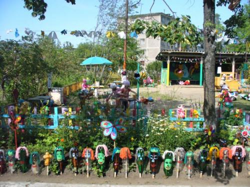 Оформление клумб своими руками из пластиковых бутылок. Клумба из бутылок — мастер-класс изготовления оригинальных клумб. 120 фото оформления клумбы при помощи пластика