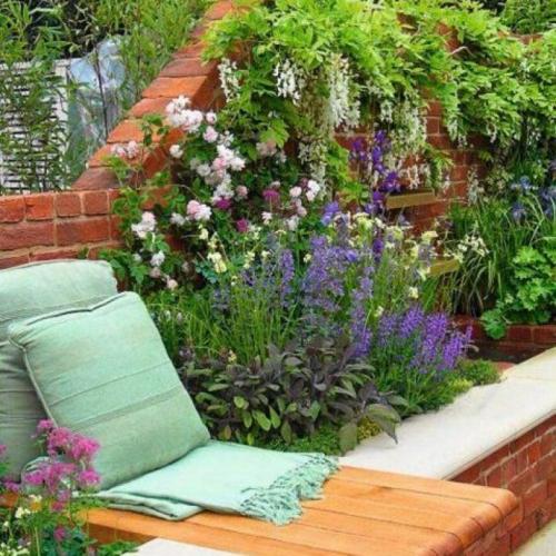 Чем покрасить клумбу из кирпича. Клумбы из кирпича своими руками: прямые и угловые варианты оформления клумб (105 фото и видео)