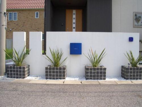 Чем покрасить клумбу из кирпича. Клумбы из кирпича своими руками: прямые и угловые варианты оформления клумб (105 фото и видео)