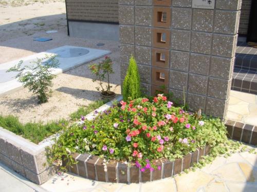 Клумба из силикатного кирпича. Клумбы из кирпича —, как красиво сложить своими руками? 115 фото и советы дизайнеров