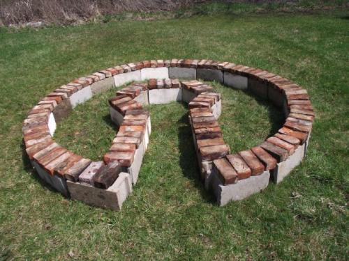 Чем покрасить клумбу из кирпича. Клумбы из кирпича своими руками: прямые и угловые варианты оформления клумб (105 фото и видео)