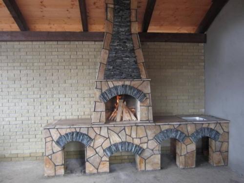 Кладка барбекю своими руками. Барбекю из кирпича: как сделать простой комплекс своими руками. Проекты, чертежи и порядок выполнения работ