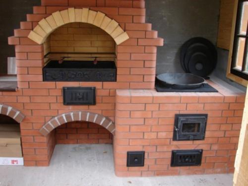 Кладка барбекю своими руками. Барбекю из кирпича: как сделать простой комплекс своими руками. Проекты, чертежи и порядок выполнения работ